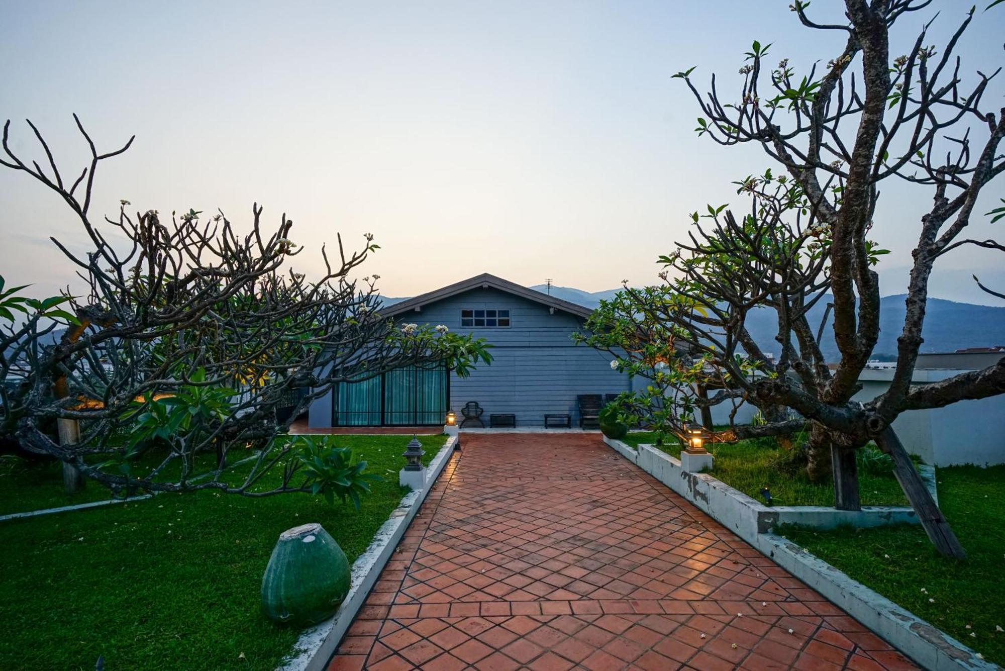 At Pingnakorn Nimman Hotel Чиангмай Экстерьер фото